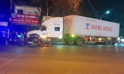 Tin tức tai nạn giao thông mới nhất ngày 24/6: Container va chạm với hai xe mô tô, 5 người bị thương
