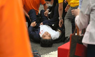 Cựu Thủ tướng Nhật Shinzo Abe bị bắn gục, nghi phạm đã bị bắt