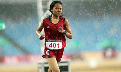 Thể thao - Câu chuyện cảm động của VĐV điền kinh người Campuchia dùng tiền thưởng trả nợ cho mẹ