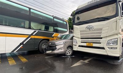 Tiền Giang: Cảnh sát dùng container và xe khách vây bắt ô tô chở nghi phạm trộm cắp