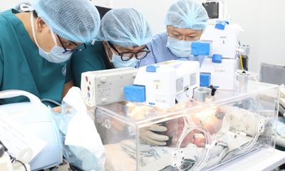 Phẫu thuật thông đường thở thành công cho bé sơ sinh chưa đưa ra khỏi bụng mẹ