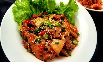 Cùng vào bếp trổ tài món thịt heo xào cay Hàn Quốc cực cuốn cơm lại còn đơn giản