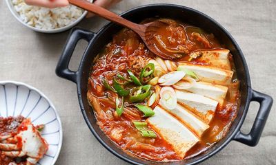 Làm mới thực đơn gia đình bằng món canh kim chi Hàn Quốc thơm ngon đậm vị