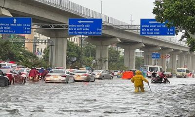 Hà Nội: Nhiều tuyến đường ngập nặng sau mưa lớn, người dân bì bõm lội nước, dắt xe 