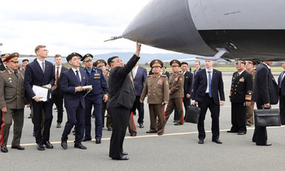 Ông Kim Jong-un tham quan sân bay Nga, xem máy bay ném bom, tên lửa siêu thanh