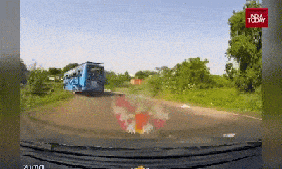Video-Hot - Video: Chiếc xe buýt chở 25 người bất ngờ lao thẳng xuống sông