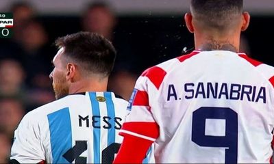 Lionel Messi bị tiền đạo Paraguay nhổ nước bọt trong trận Argentina thắng 1-0 ở vòng loại World Cup 2026
