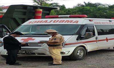 Bắc Giang: Ô tô cứu thương của bệnh viện tư nhân bị tạm giữ vì hết hạn đăng kiểm