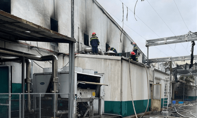 Hà Nội: Cứu 4 người mắc kẹt trong vụ hỏa hoạn xảy ra tại xưởng sản xuất thuốc thú y 