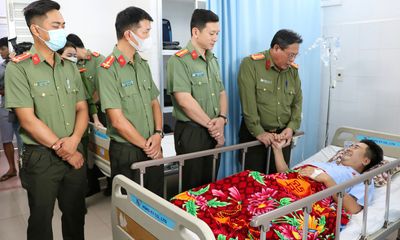 Chủ tịch UBND tỉnh Vĩnh Long tặng bằng khen cho Đại uý Công an bị đứt lìa 2 chân khi bắt 