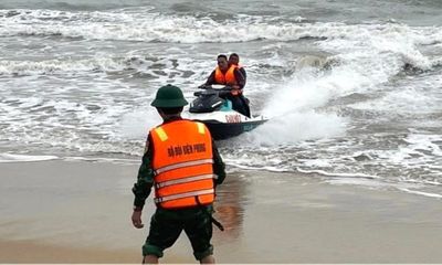 Huy động mô tô nước ứng cứu 3 ngư dân gặp nạn trên biển Quảng Bình