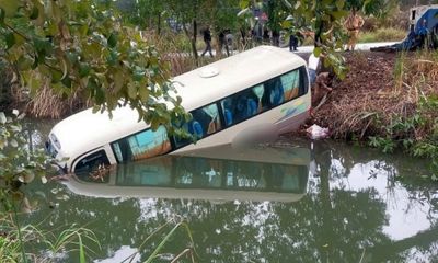 Quảng Ninh: 3 ôtô tông liên hoàn, xe khách chở 22 người lao xuống ao 