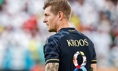 Người hâm mộ vui mừng khi chứng kiến tiền vệ Toni Kroos trong màu áo Đội tuyển Đức