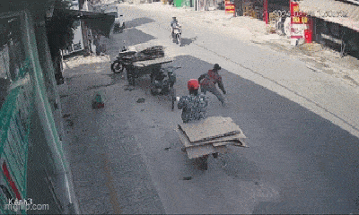 Mải chạy theo tờ tiền bị rơi giữa đường, người phụ nữ bị xe máy hất văng