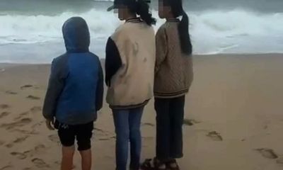 Xót xa hình ảnh 3 người con dõi mắt ra biển ngóng “mẹ trở về” 