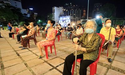 Hà Nội: Cận cảnh người dân quận Hoàn Kiếm đi tiêm vaccine COVID-19 ngay trong đêm