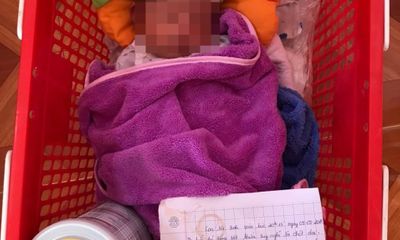 Bé sơ sinh bị bỏ rơi trước cổng nhà dân ở Bắc Giang: Mảnh giấy viết tay có nội dung gì?