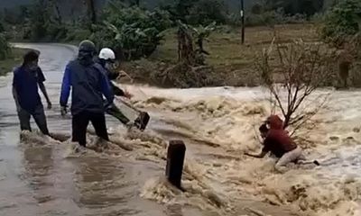 Ứng cứu kịp thời người phụ nữ đi qua cầu bị nước lũ cuốn