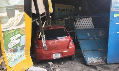 Vụ ô tô đâm sập nhà dân ở TP.HCM, 2 người bị thương: Nhân chứng kể lại phút kinh hoàng