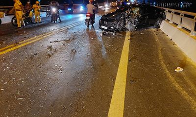 Ô tô và xe máy tông nhau kinh hoàng tối khuya, 2 người bị thương nặng