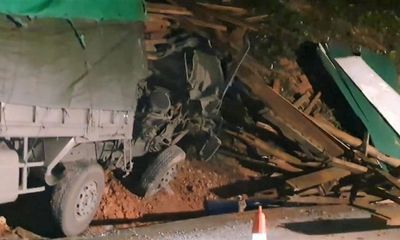 Nghệ An: Xe tải mất lái đâm vào lề đường, 3 người thương vong