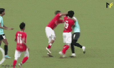 Video: Bị kéo áo khi đang đi bóng, cầu thủ có hành động ai nấy bất ngờ