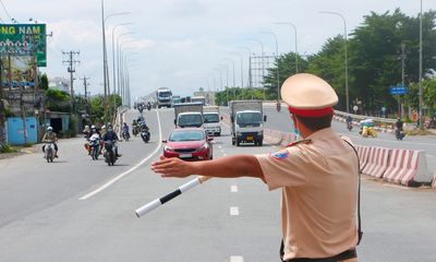 Tình huống pháp luật - CSGT được dừng xe trên đường làng khi nào?
