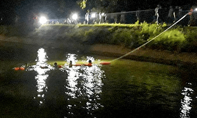Quảng Ngãi: Cảnh sát xuyên đêm tìm kiếm hai anh em bị rơi xuống kênh