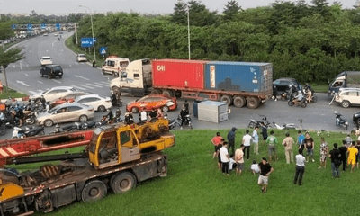 Tin tức tai nạn giao thông mới ngày 17/8: Xe cẩu mất lái tông hàng loạt phương tiện ở Hà Nội, một người chết