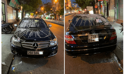 Xe sang Mercedes ở Hà Nội bị dán băng keo, tạt bột sắn dây: Công an nói gì?