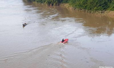 Vụ nam sinh lớp 11 nghi nhảy sông Lam tự tử: Tìm thấy thi thể, cách cầu Dùng 20km