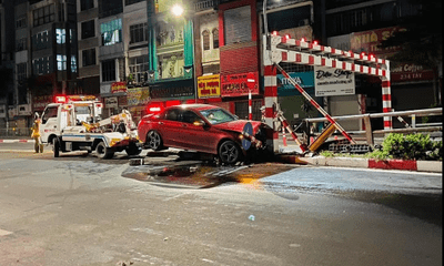 Tin tức tai nạn giao thông mới ngày 19/9: Xe Mercedes nát đầu khi đâm vào cầu vượt Thái Hà