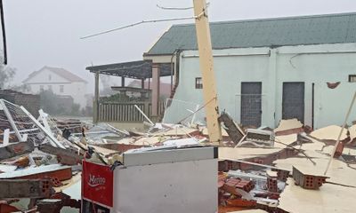 Quảng Trị: Lốc xoáy khiến cả khu trợ thành đống đổ nát, 300 nhà dân bị tốc mái