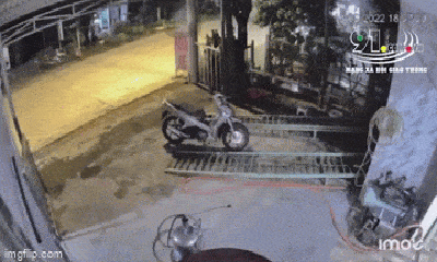 Video: Khoảnh khắc xe máy phóng nhanh, tông trực diện vào cửa nhà dân