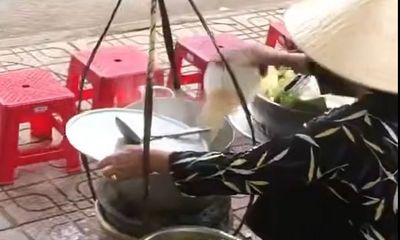 Người bán hàng rong trong clip đổ thức ăn thừa vào nồi nước lèo bị phạt bổ sung