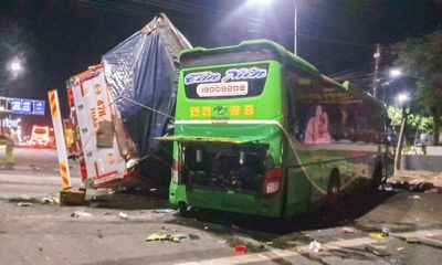 Tin tức tai nạn giao thông mới ngày 28/12: Xe giường nằm tông ôtô tải, tài xế văng khỏi cabin