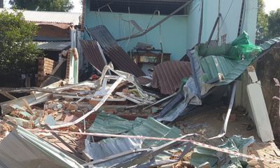 Người lái xe múc phá sập 2 căn nhà ở Bình Phước khai gì?
