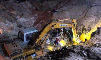 Phú Thọ: Sạt mỏ đất, thợ lái máy xúc bị vùi tử vong thương tâm
