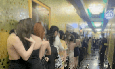 Bắt quả tang 4 nhân viên múa thoát y phục vụ khách trong quán karaoke