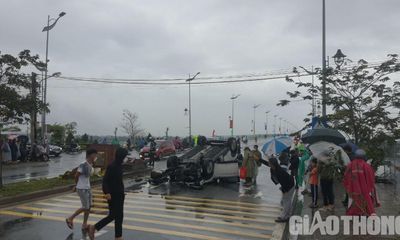 Tin tức tai nạn giao thông mới ngày 18/1: Xế hộp tông bay ụ bê tông rồi lật ngửa giữa TP.Quảng Ngãi ngày cận Tết
