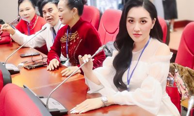 Hoa hậu Huỳnh Thúy Anh diện áo dài trắng khoe sắc rạng rỡ