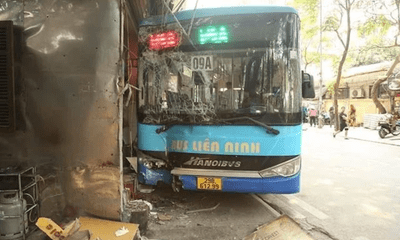 Tin tức tai nạn giao thông mới nhất ngày 15/3: Xe buýt lao vào quán bún chả ở Hà Nội