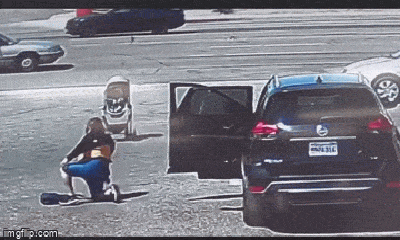 Video-Hot - Video: Hốt hoảng khoảnh khắc xe đẩy em bé lao vào đường cao