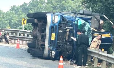 Tin tức tai nạn giao thông mới nhất ngày 18/5: Xe tải bất ngờ lật trên đường khiến 3 người bị thương