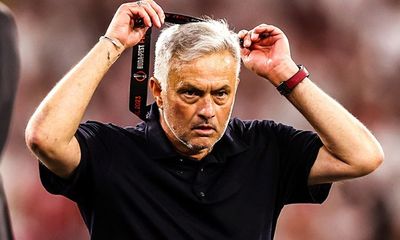 Bóng đá - Roma thất bại trước Sevilla, HLV Jose Mourinho có hành động gây sốc