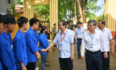Bộ trưởng Nguyễn Kim Sơn động viên thí sinh, giáo viên tham dự kỳ thi tốt nghiệp THPT 2023
