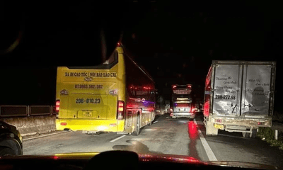 Tai nạn liên hoàn, cao tốc Nội Bài - Lào Cai ùn tắc trong đêm mưa