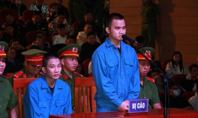 Xét xử vụ cướp ngân hàng ở Đà Nẵng: Xót xa mẹ già cúi gằm mặt giấu cảm xúc rồi bật khóc