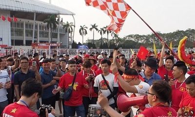 CĐV Việt Nam đổ về sân vận động Mỹ Đình “tiếp lửa” cho thầy trò HLV Philippe Troussier