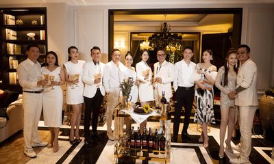 Vợ chồng Tuấn Hưng, Khắc Việt dự tiệc mừng Giáng sinh của doanh nhân Bích Nguyệt